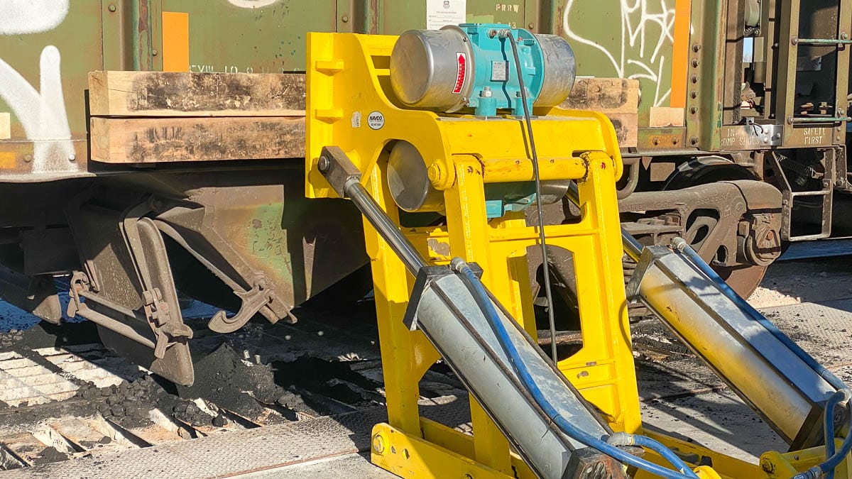 Railside Shaker Reduces Railcar Unloading Carryback